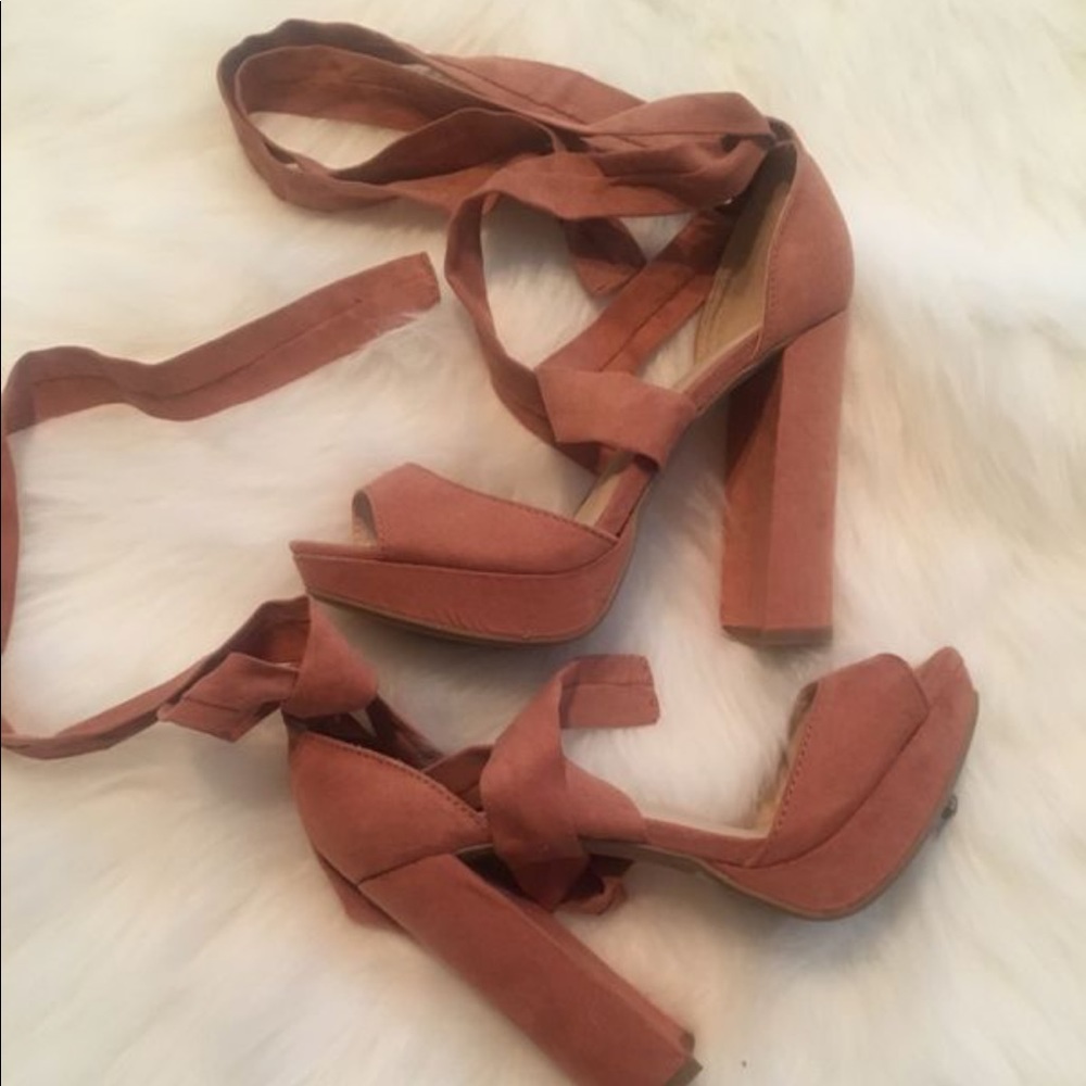 Tan heels - Picture 2 of 2